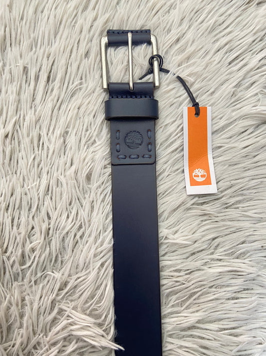 Correa TIMBERLAND original, negra lisa, con hebilla en color plateado.