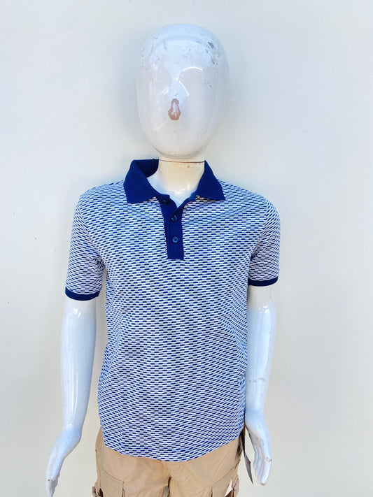 Polocher, azul marino con diseños de rayitas blancas.