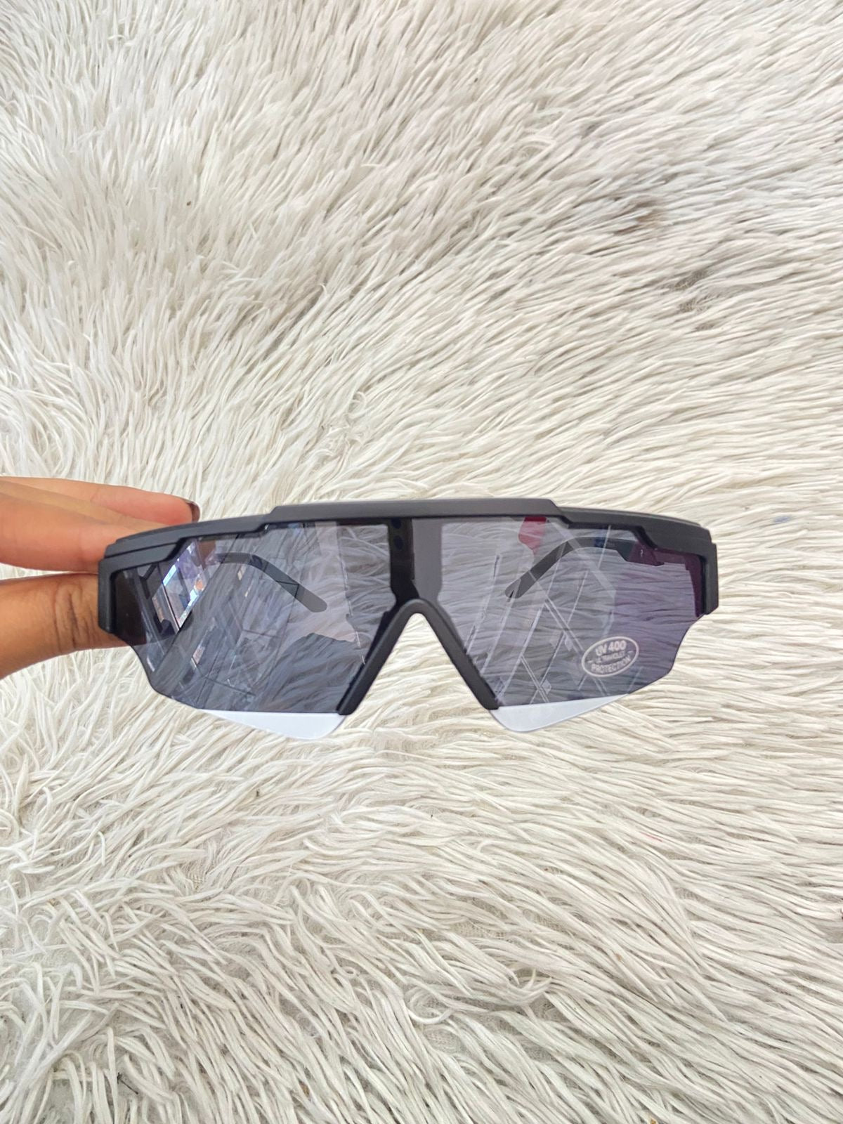 Lentes, negro pequeños con micas en color negro claro y línea en color blanco en el borde.