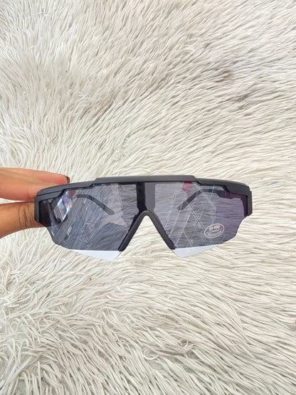 Lentes, diseñados con protección UV 100-400 para proteger tu visión. Negro pequeños y línea en color blanco en el borde.
