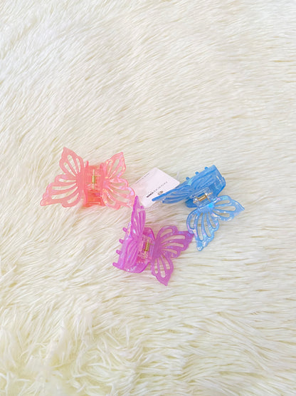 Set de ganchos de mariposas en color rosado, azul y morado.