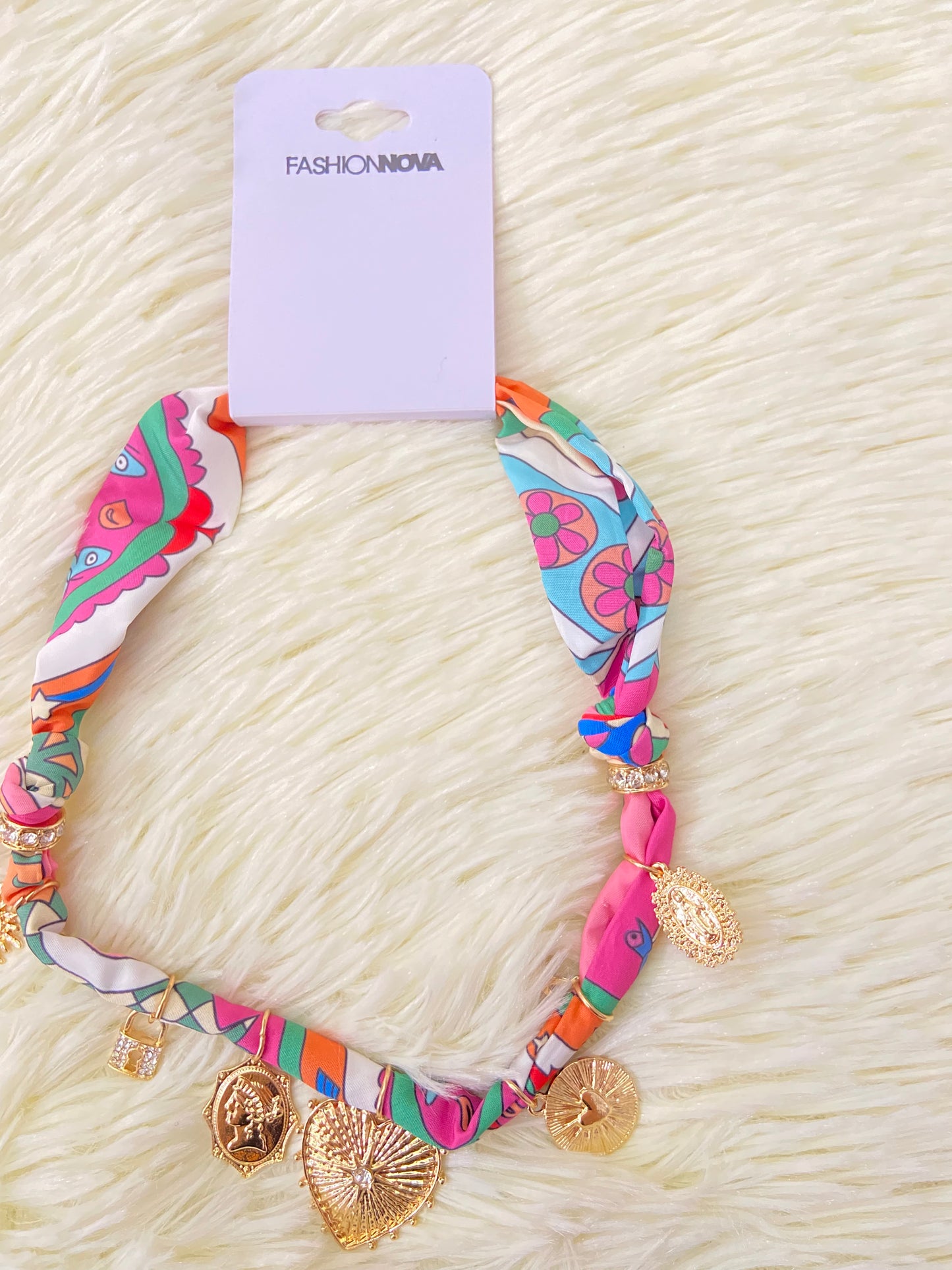 Collar de paño con accesorios colgantes de sol, corazones, la virgen entre otras.