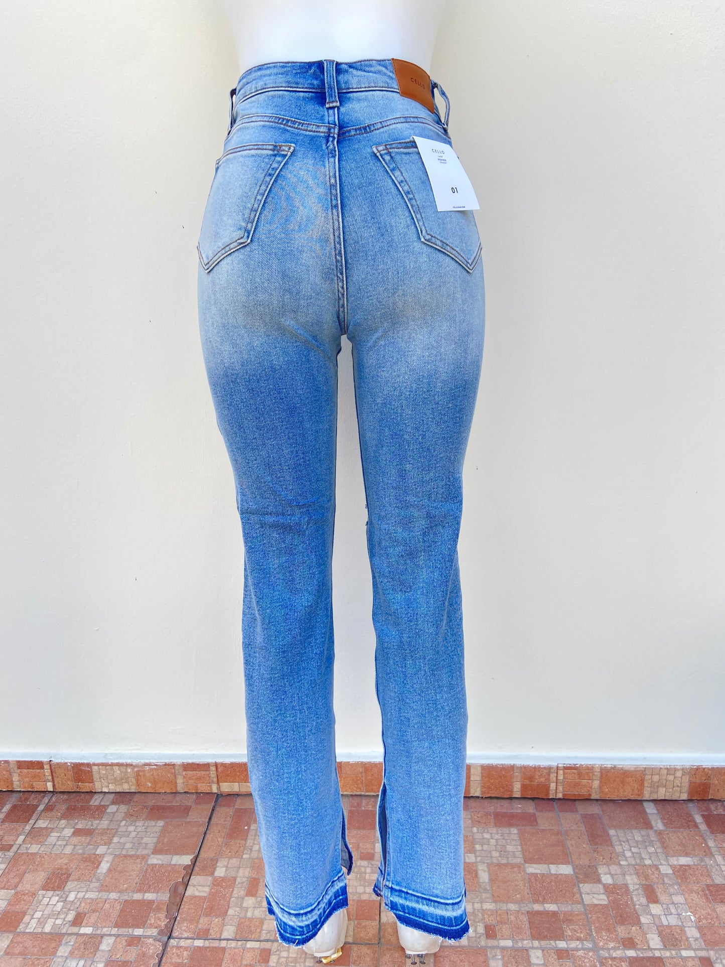 Pantalon Jean claro con degradado blanco con rasgados en las rodillas y abierto en los tobillos.