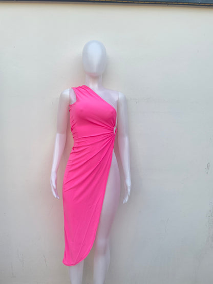 Vestido rosado, largo de una sola manga y un abierto en los lados