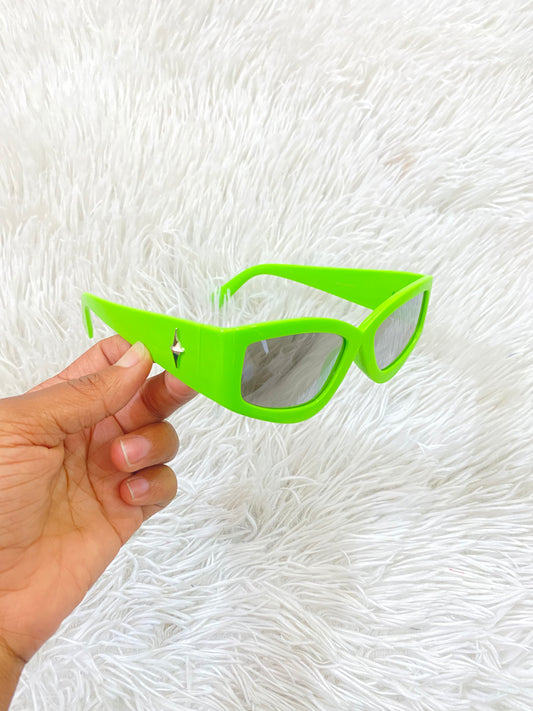 Lentes Fashion Nova original, verde con negras y estrella plateada.