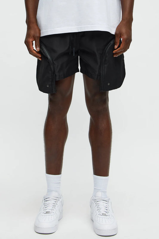 Bermuda, negra con bolsillo en los lados estilo cargo.