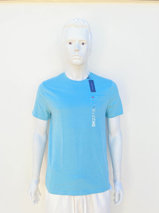 T-shirt Tommy Hilfiger Original, en color azul claro con logotipo de la marca en el lado en pequeño