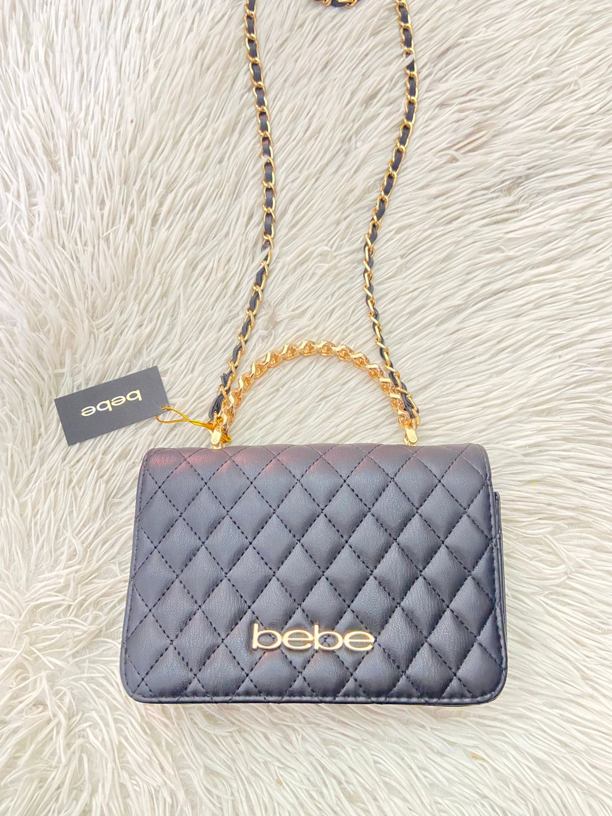 Cartera BEBE Original, negro con nombre de la marca al frente en color dorado, correa tipo cadena enlazada con tela negra.