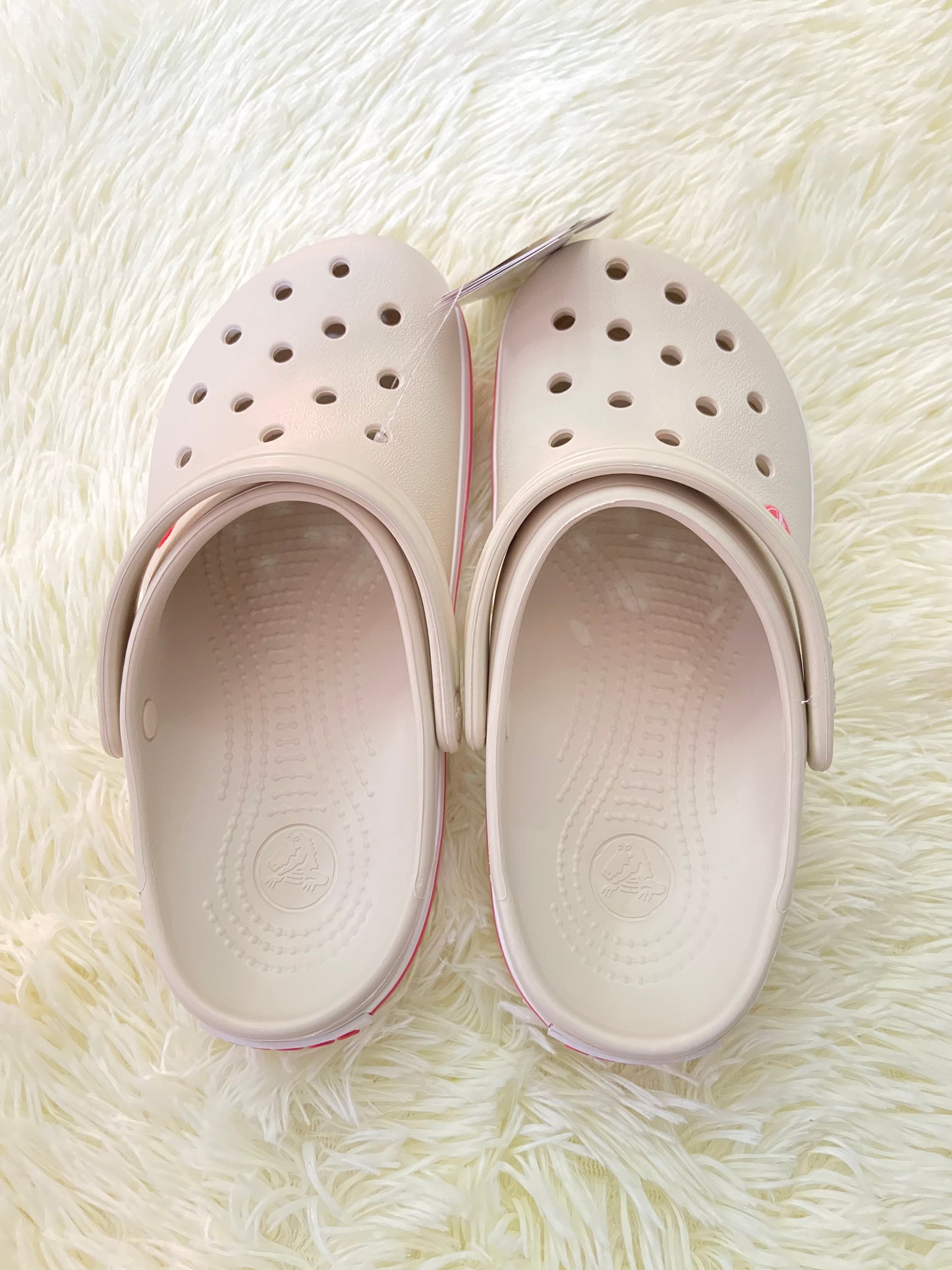 Sandalias CROCS original, crema con líneas rosadas y blancas.