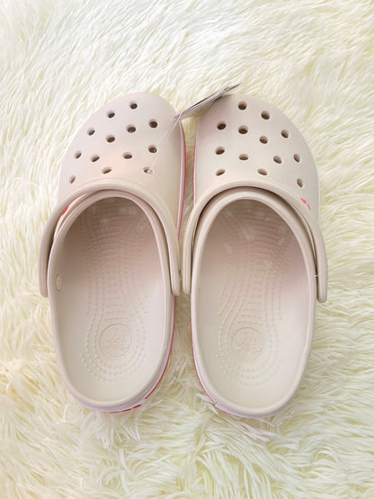 Sandalias CROCS original, crema con líneas rosadas y blancas.