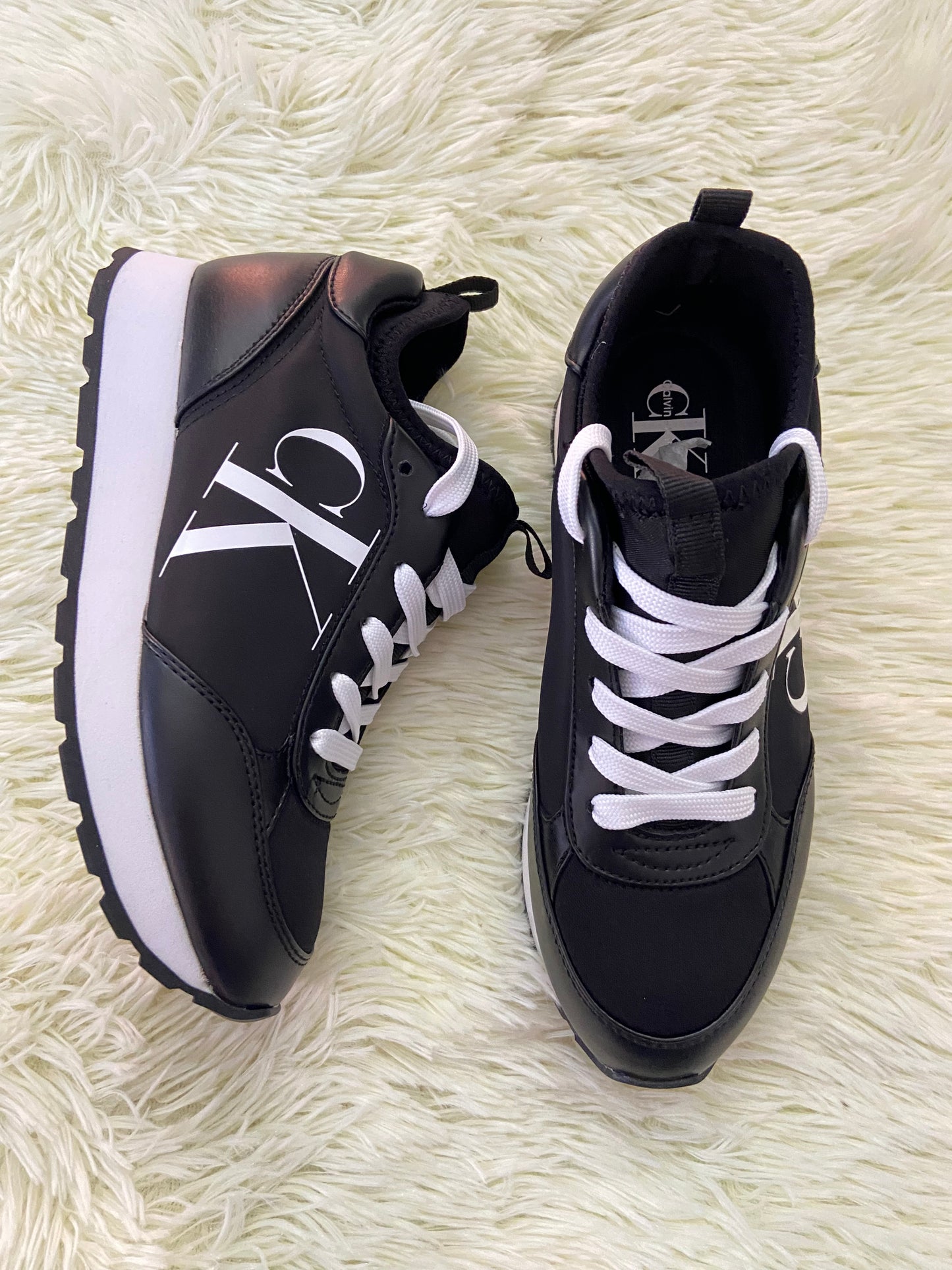Tenis CLAVIN KLEIN original, negro con suela en color blanco y letras CK en  los lados.