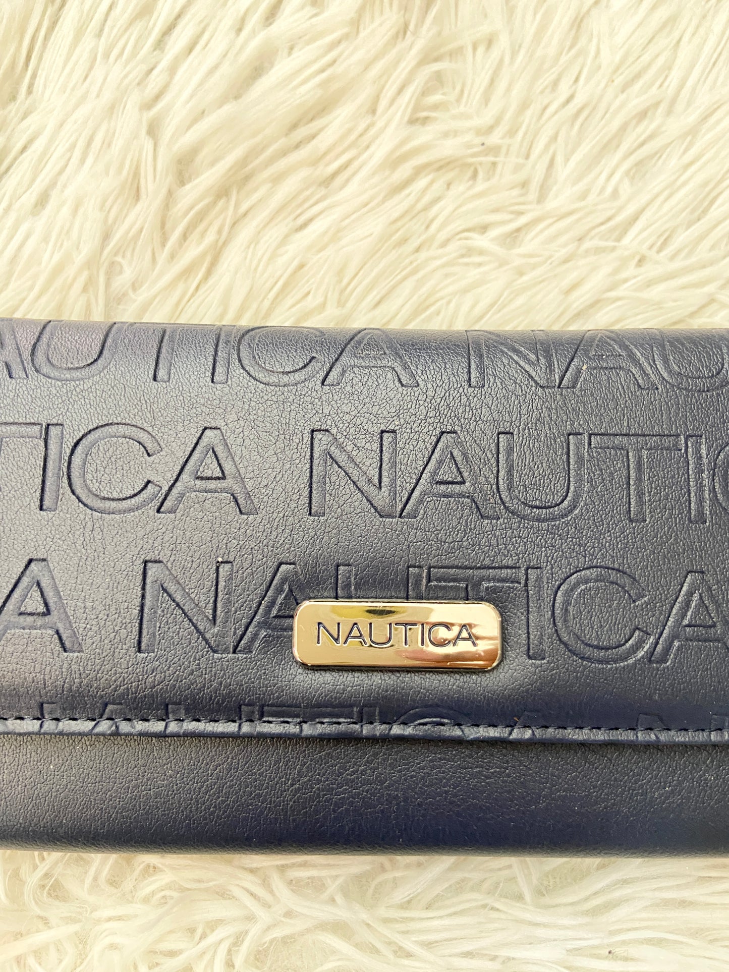 Monedero Nautica original azul marino con letras NAUTICA y placa de la marca en plateado.