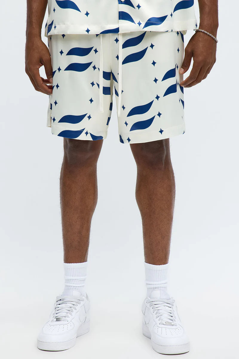 Bermuda pantalón corto en color crema con detalles en color azul.