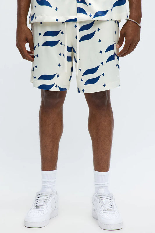 Bermuda pantalón corto en color crema con detalles en color azul.