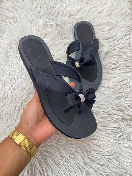 Sandalias GUESS Original en color negro con lazo al frente con estampado la marca.