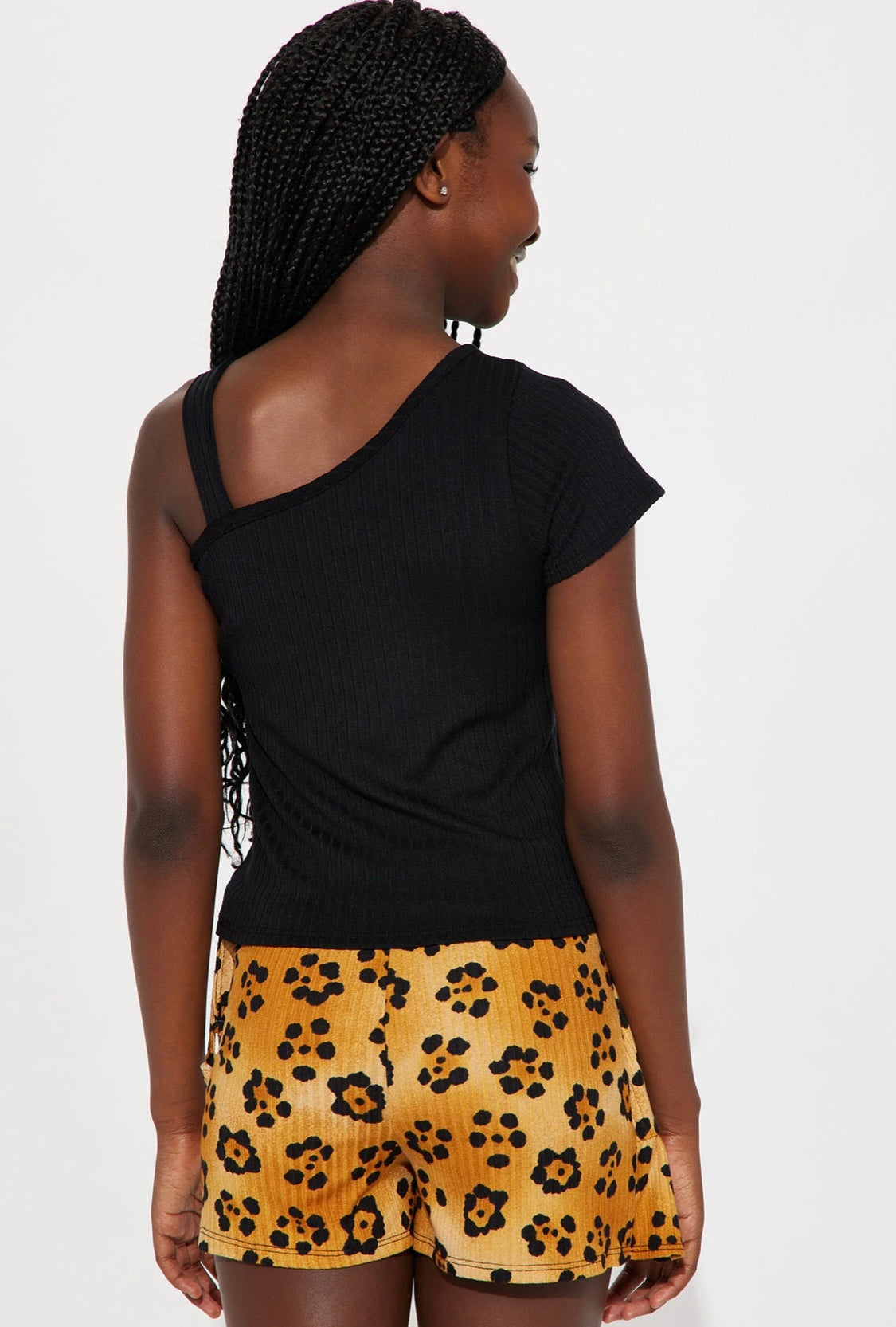Conjunto Fashion Nova original, blusa negra lisa y falda con estampado de leopardo.