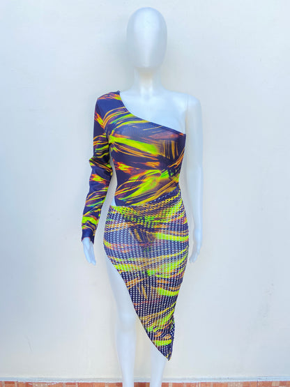 Vestido negro combinado con verde y marron, estilo body.