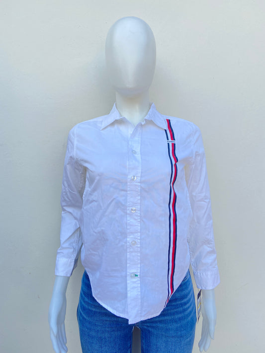 Camisa Tommy Hilfiger original blanca con líneas roja y azul en frente.