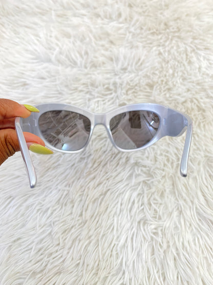 Lentes diseñados con protección UV 100-400 para proteger tu visión. Plateado, con micas plateada efecto espejo.