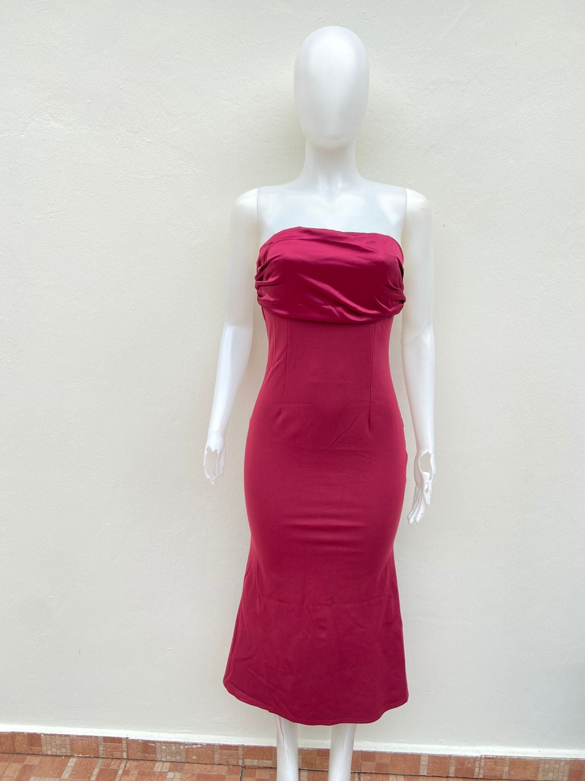 Vestido, rojo vino liso en satin la parte de arriba, strapless, largo.