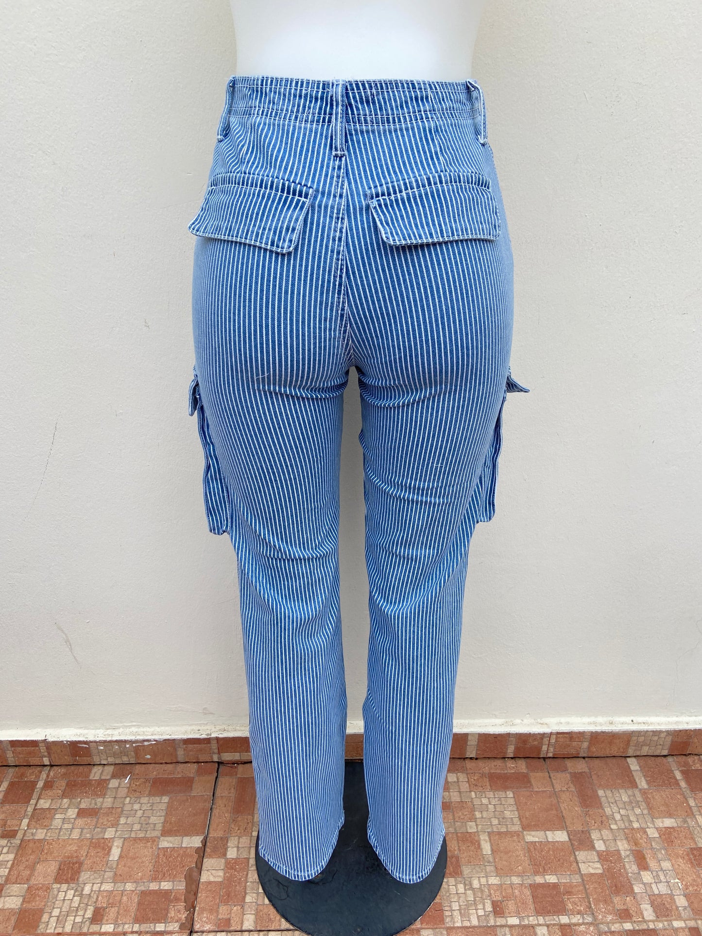 Pantalón Jean, azul con rayas de color blanco, Cargo.