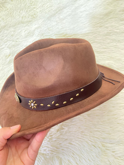 Sombrero, marron con detalles de flores y puntos.