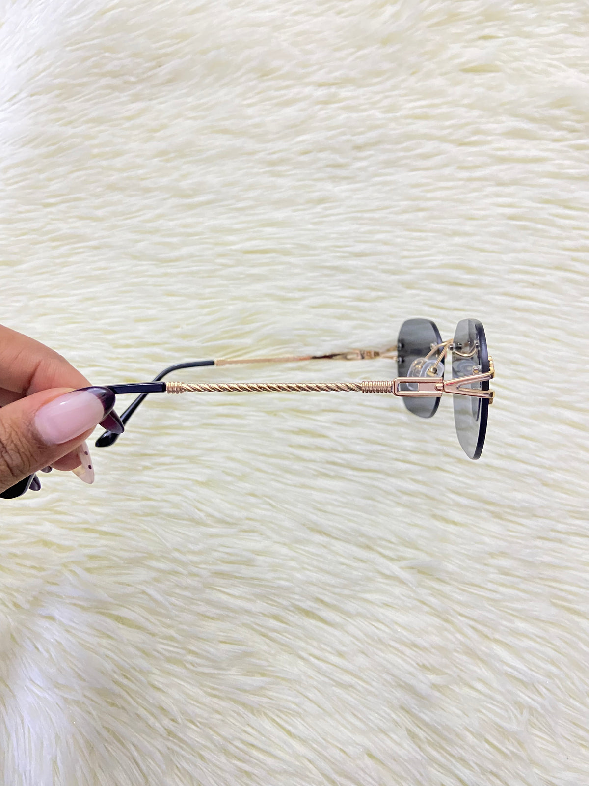 Lentes, negro con montura en color dorada, ovalados, más protección UV 400.