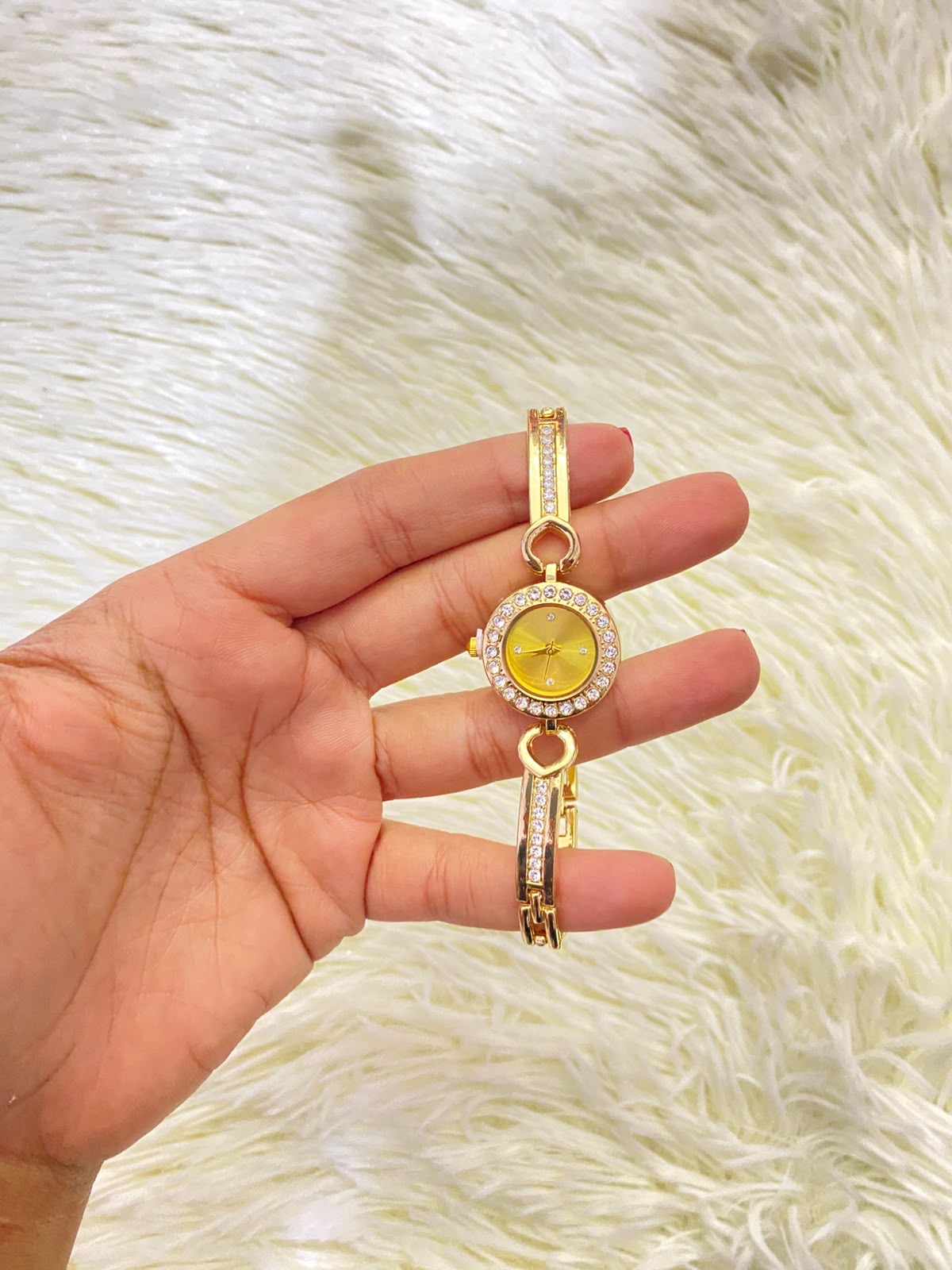 Reloj, dorado con detalles de  diamantes.