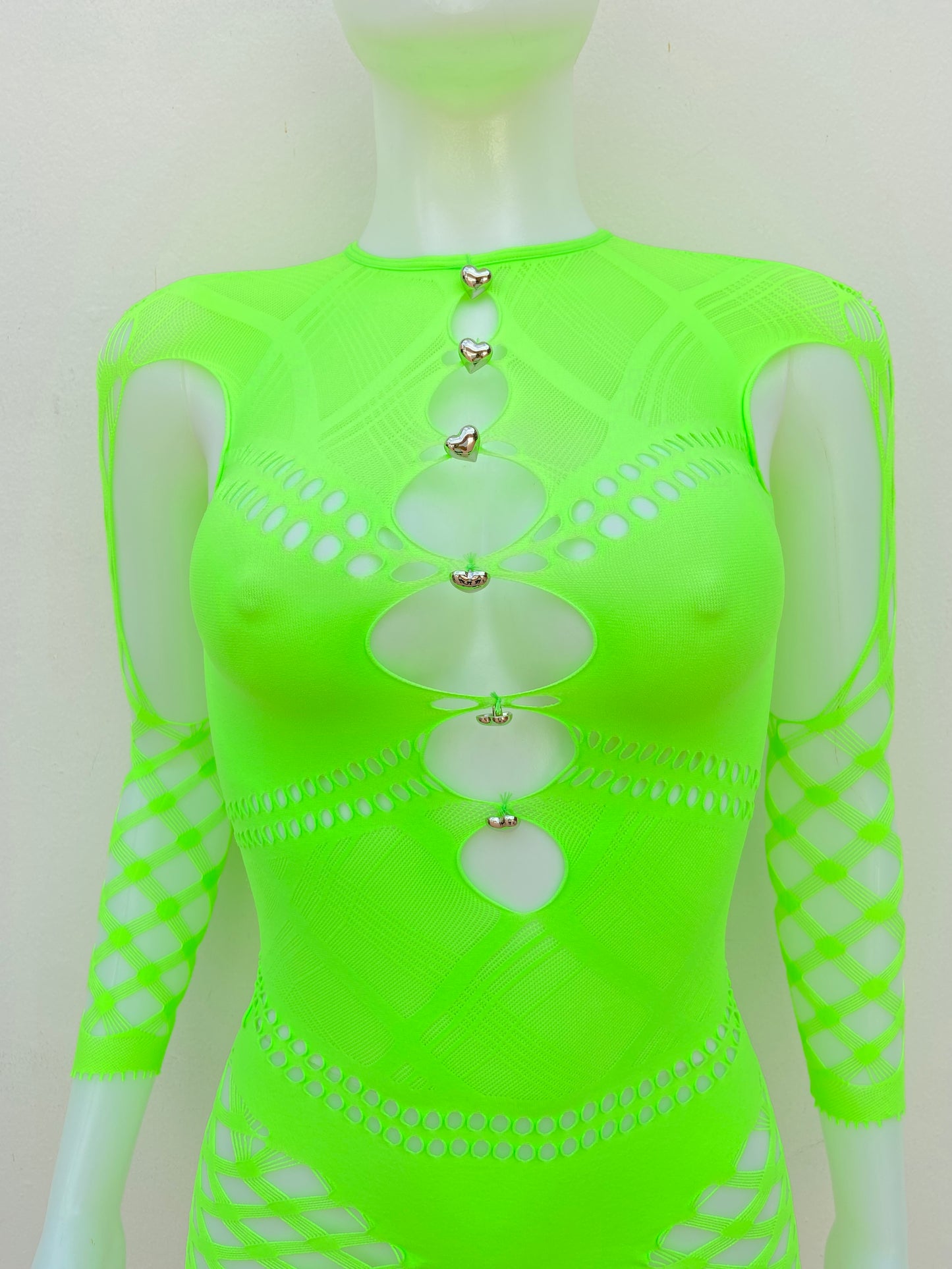 Vestido Fashion Nova original verde limon( Neón ) con abiertos y detalles de corazón plateado en frente.