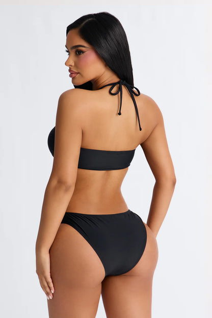 Biquini, negro con placas doradas en frente y top strapless.