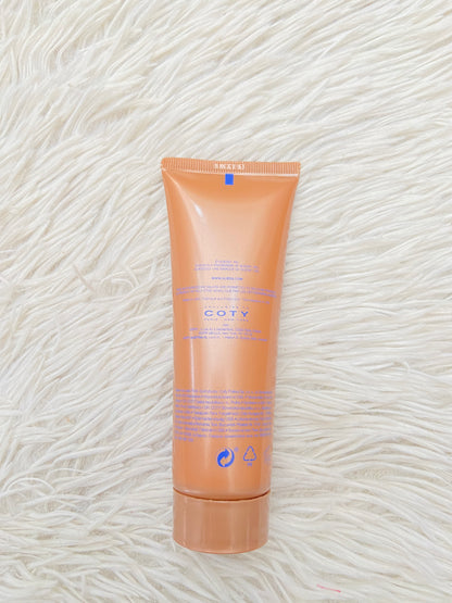 Set GUESS DARE original dorado con azul y cadena, de perfume y crema.