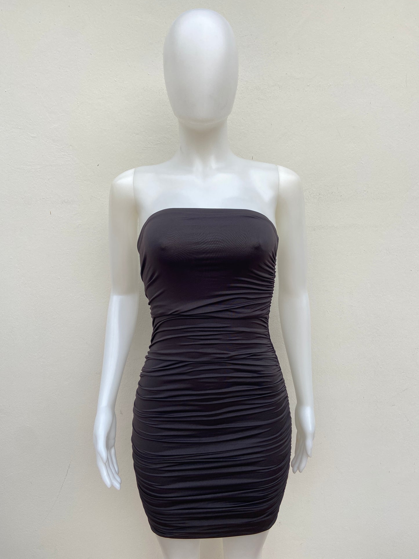 Vestido BOZZOLO original negro liso, con diseño de pliegues, strapless.