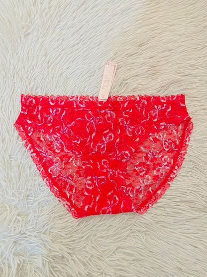 Panti VICTORIA’S SECRET ORIGINAL rojo en encaje con flores rosadas.