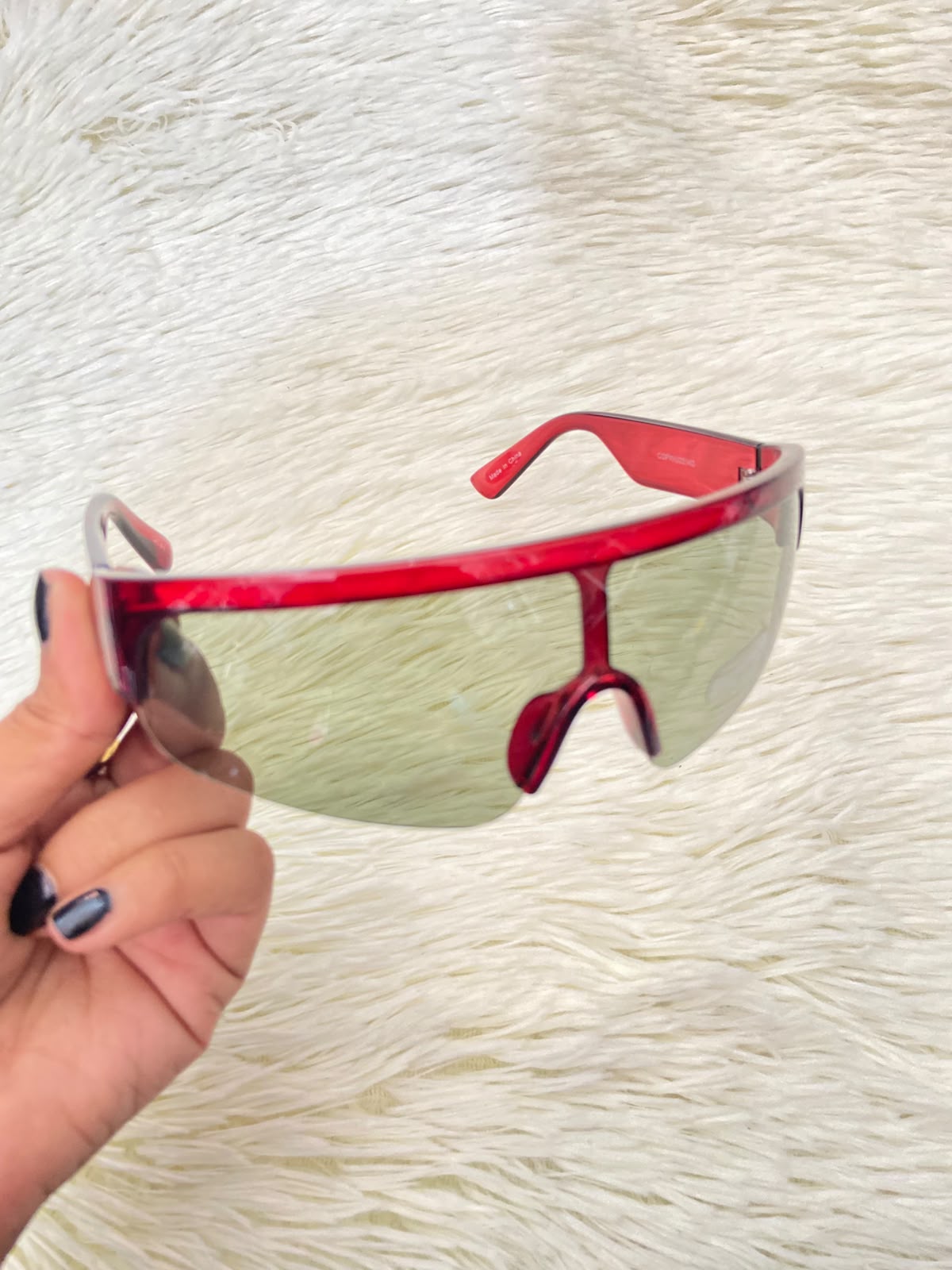 Lentes, verde oliva con montura en rojo vino y micas claras, con protección UV 100%.