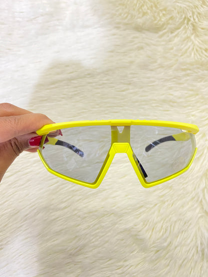 Lentes, negro con montura en color amarillo, con protección UV 400.