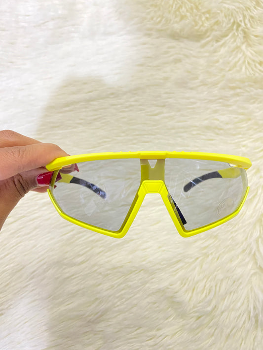 Lentes, negro con montura en color amarillo, con protección UV 400.