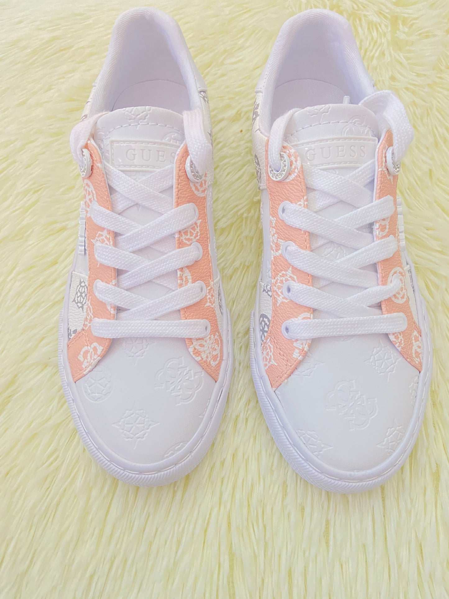 Tenis Guess original, blanco con rosado salmón, marron y estampado de la marca.