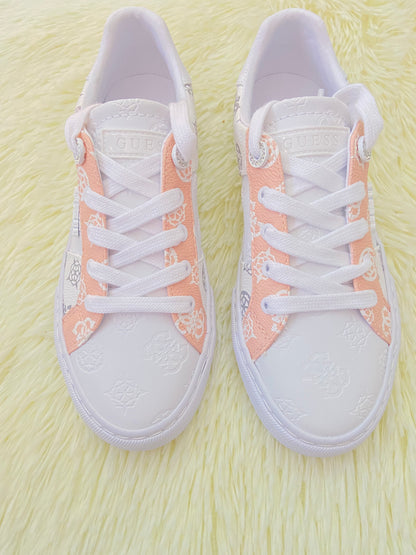 Tenis Guess original, blanco con rosado salmón, marron y estampado de la marca.