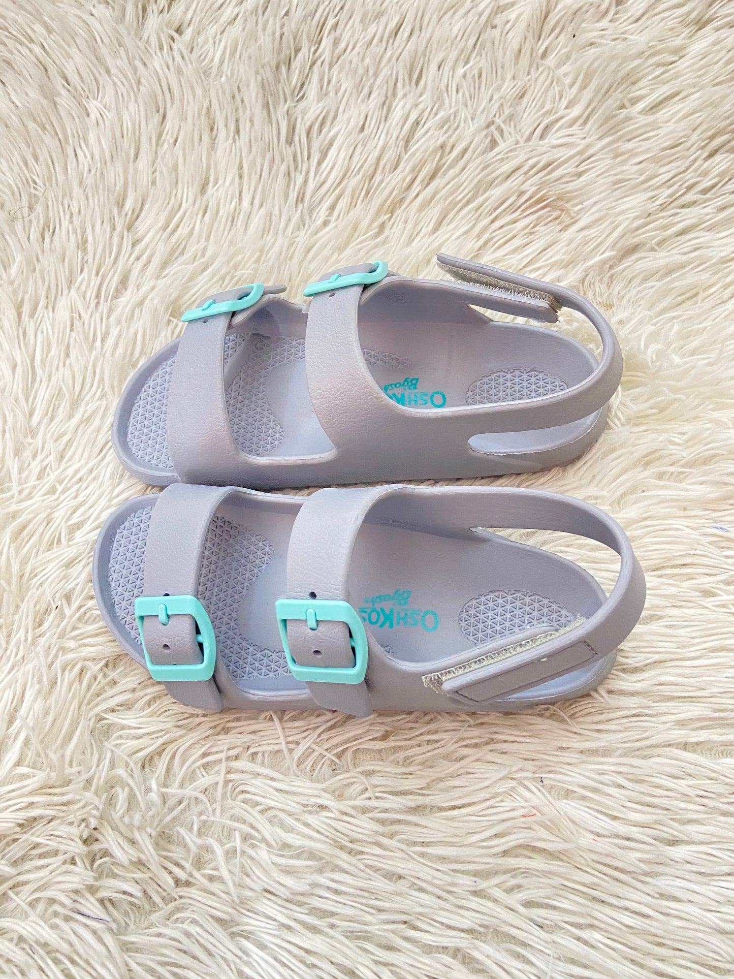 Sandalias Oshkosh original gris con azul turquesa.