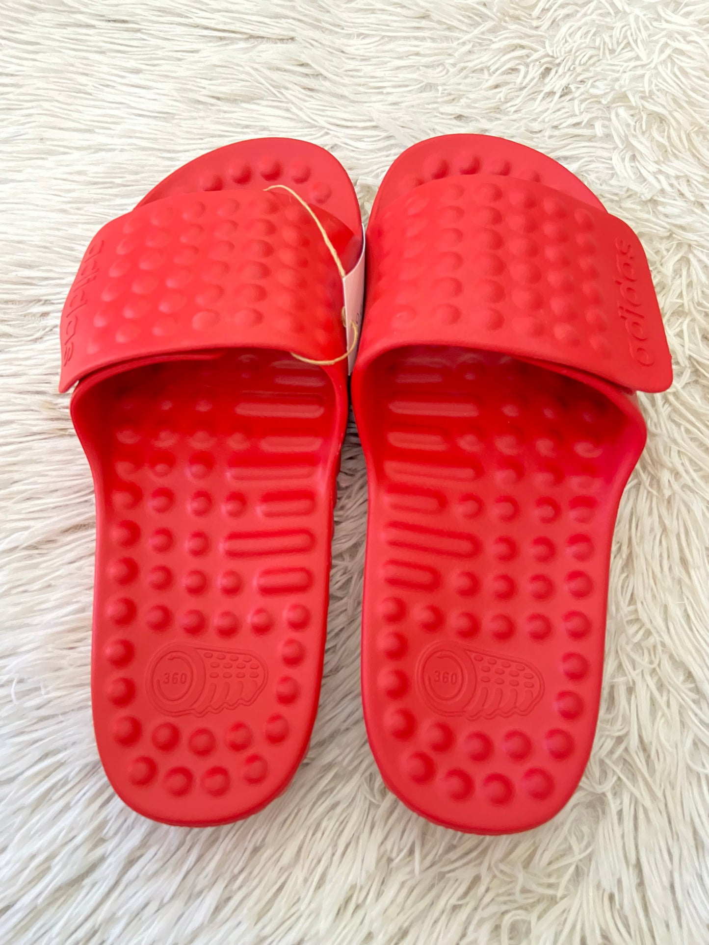 Sandalias Adidas original roja con estilo confort, ajustables.