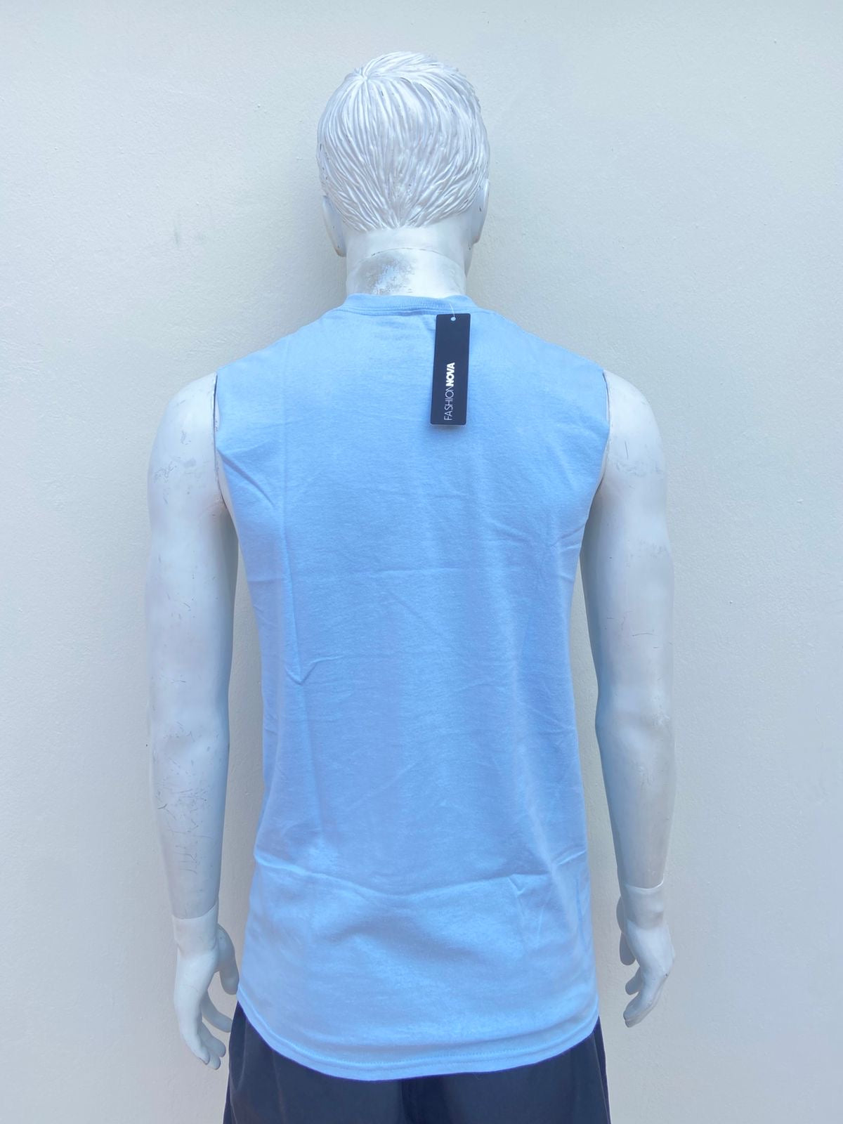 Franela azul con letras en color azul y rojo al frente, EQUIPPED BY GOD.