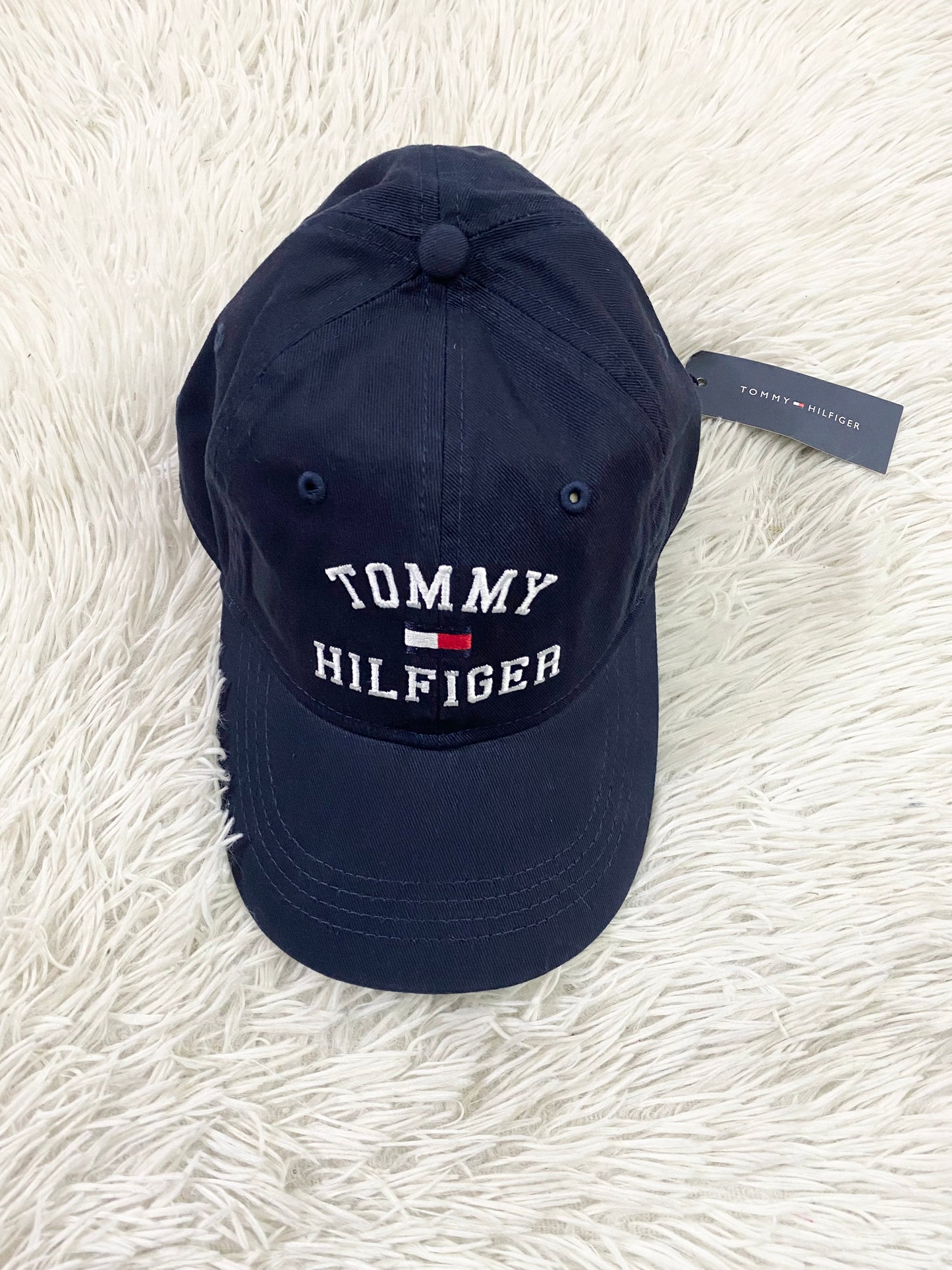 Gorra Tommy Hilfiger original, azul marino con letras de la marca en la parte delantera y bandera atrás.