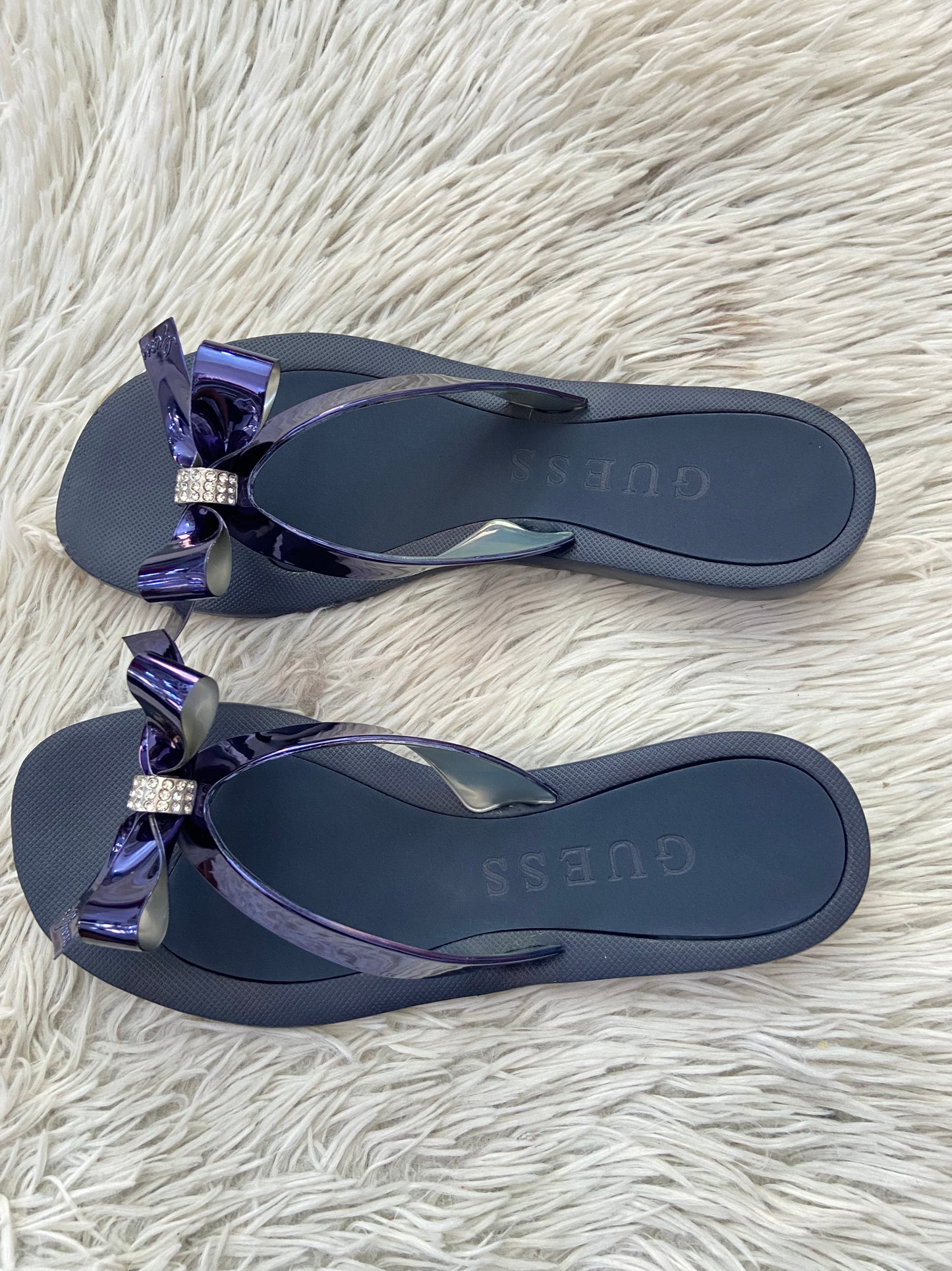 Sandalias GUESS original, azul marino con lazos en frente en color azul y plateado.