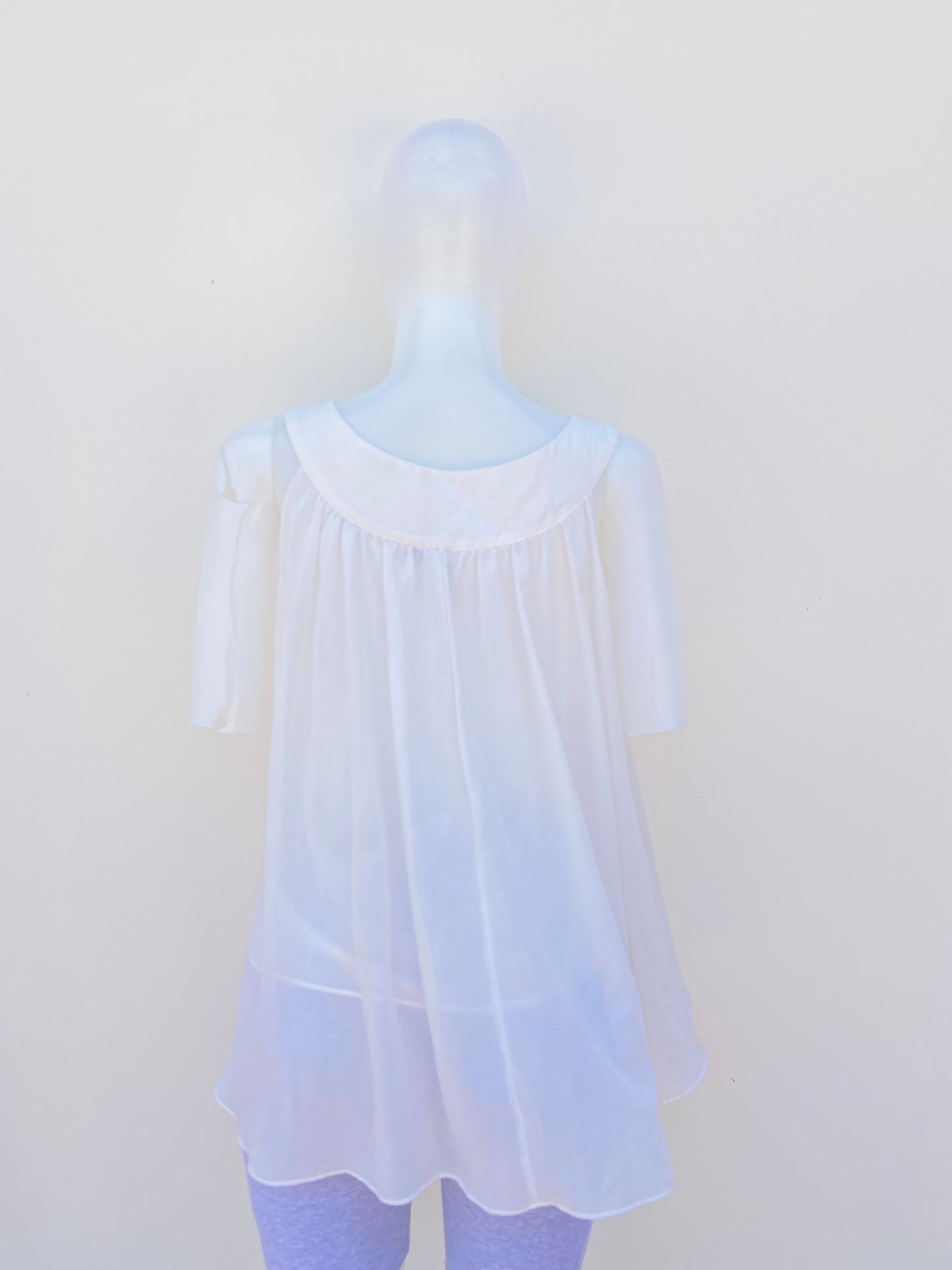 Blusa ESSENTIATS original, blanco hueso estilo vuelos.