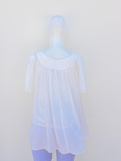 Blusa ESSENTIATS original, blanco hueso estilo vuelos.