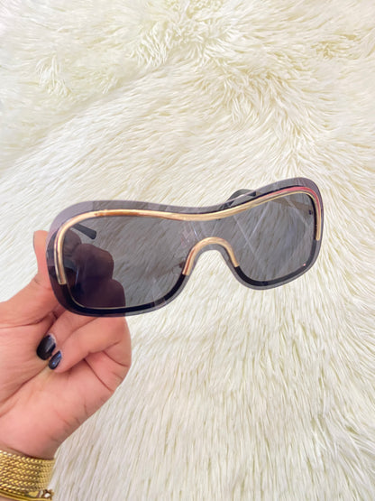 Lentes, negro con detalles en color dorado en frente y montura fina.