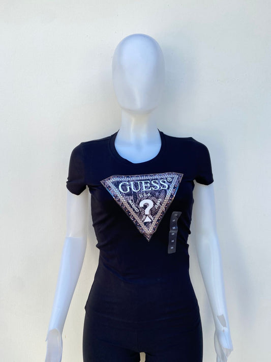 T-shirt GUESS Original, negro con triangulo al frente con estampado de animal print y letras de la marca al frente GUESS U.S.A