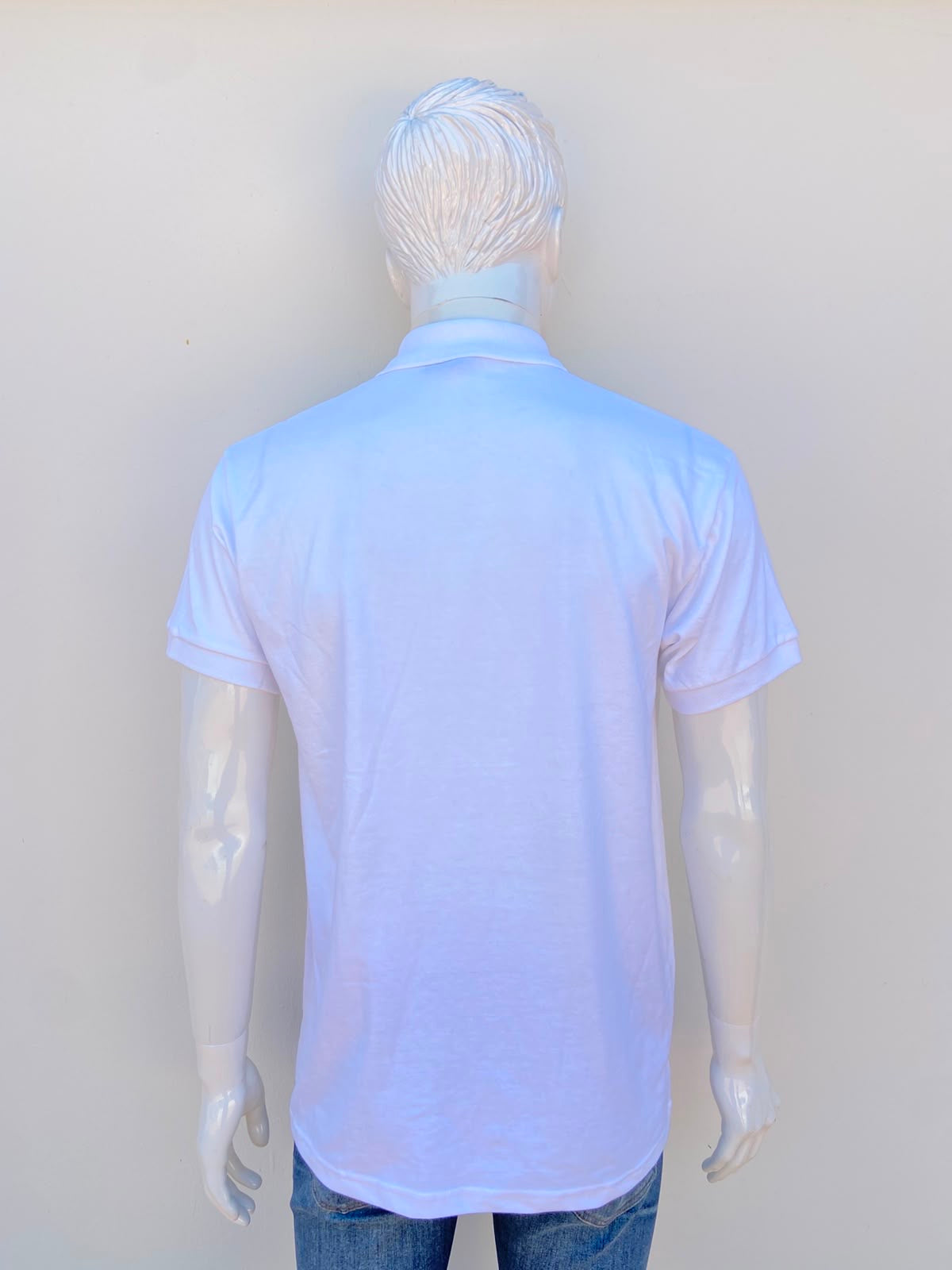 Polocher GILDAN original, blanco liso con varios botones en el cuello, 50% algodón