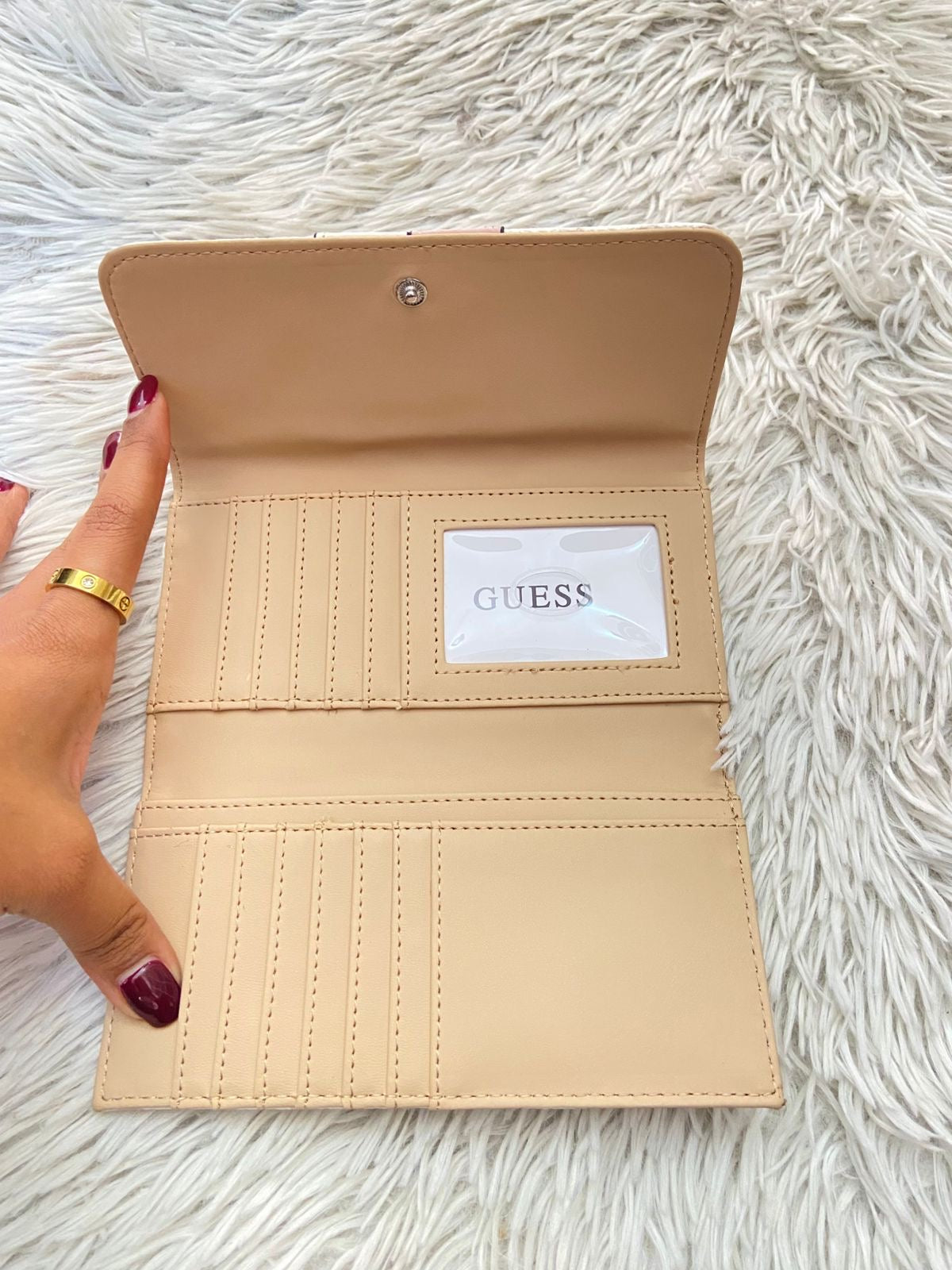 Monedero/ Cartera GUESS original, rosado claro con blanco y letras G de estampado.