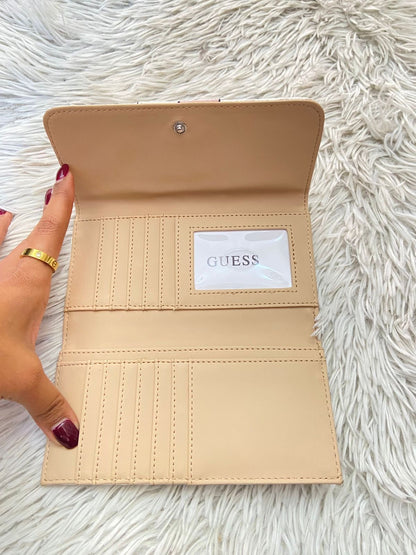 Monedero/ Cartera GUESS original, rosado claro con blanco y letras G de estampado.